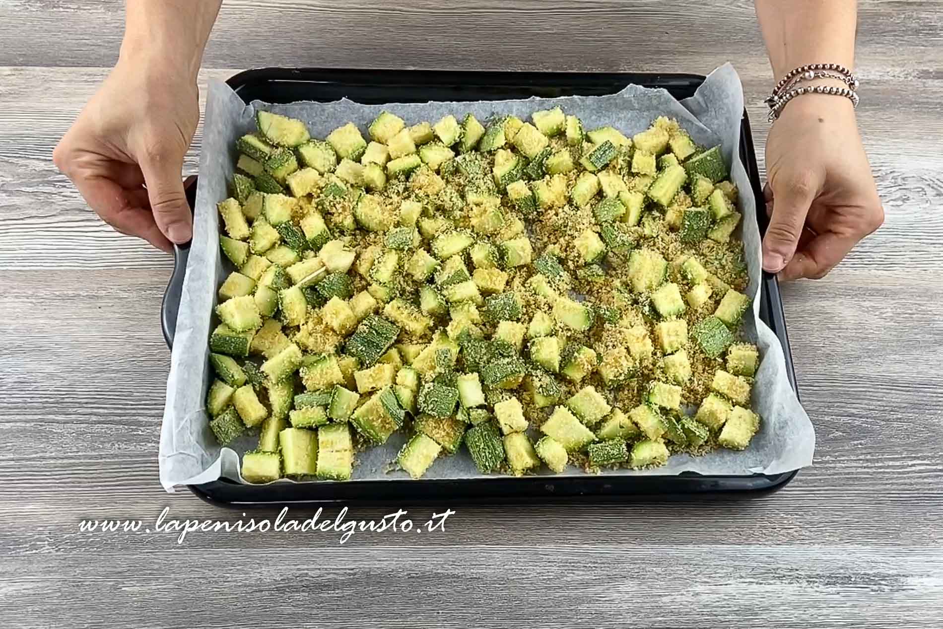 preparo le zucchine sulla teglia con carta da forno per la cottura ricetta facile