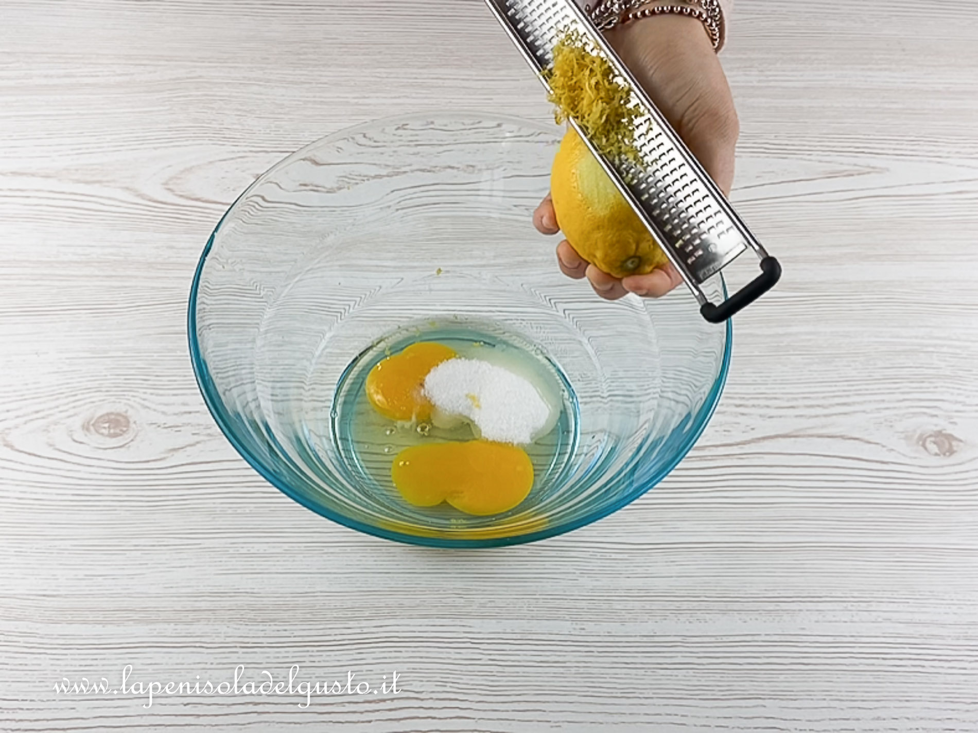 monto le uova con lo zucchero per preparare le chiacchiere fatte in casa di carnevale