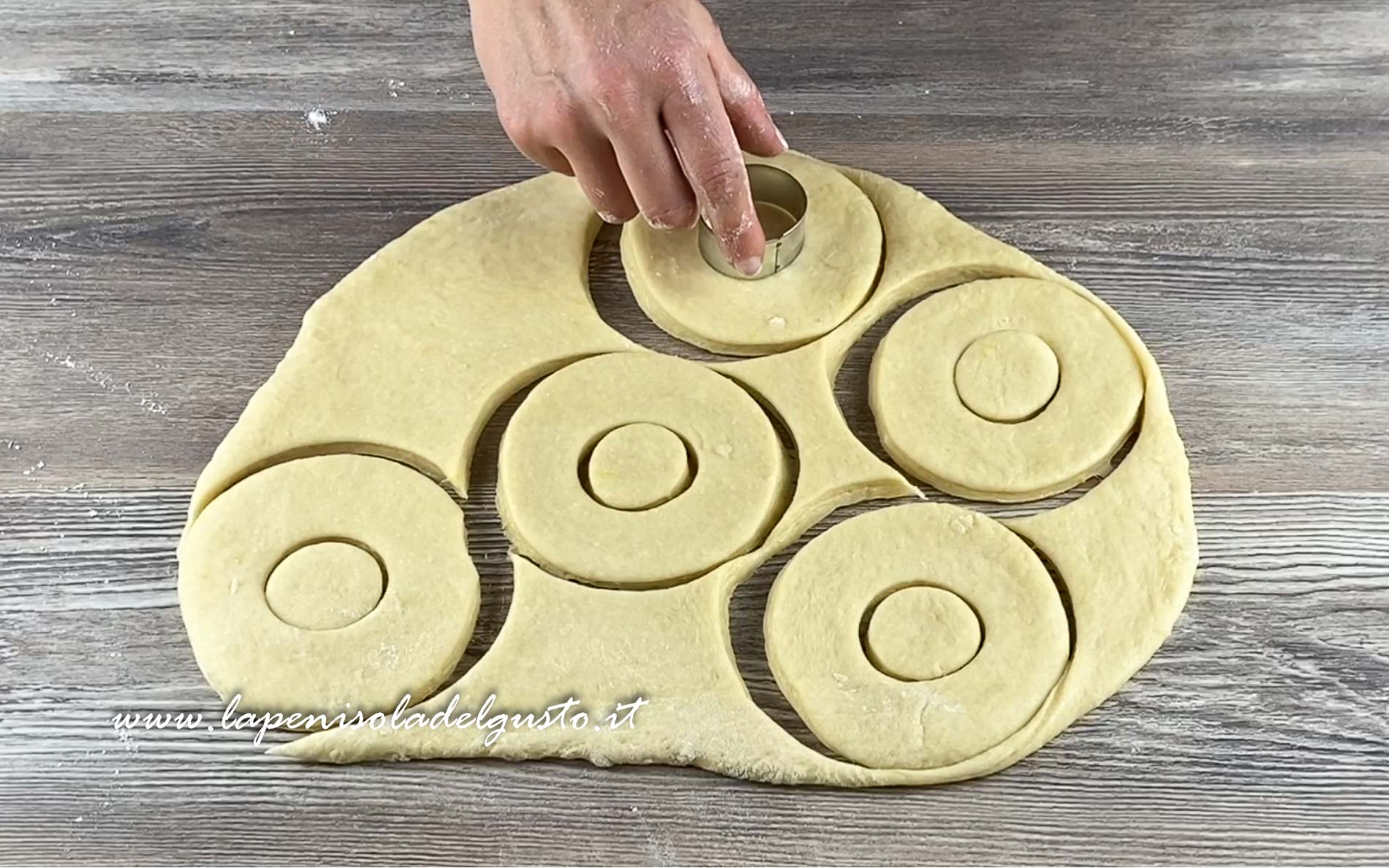 formo ciambelle con taglia pasta tondo stendo impasto ricetta