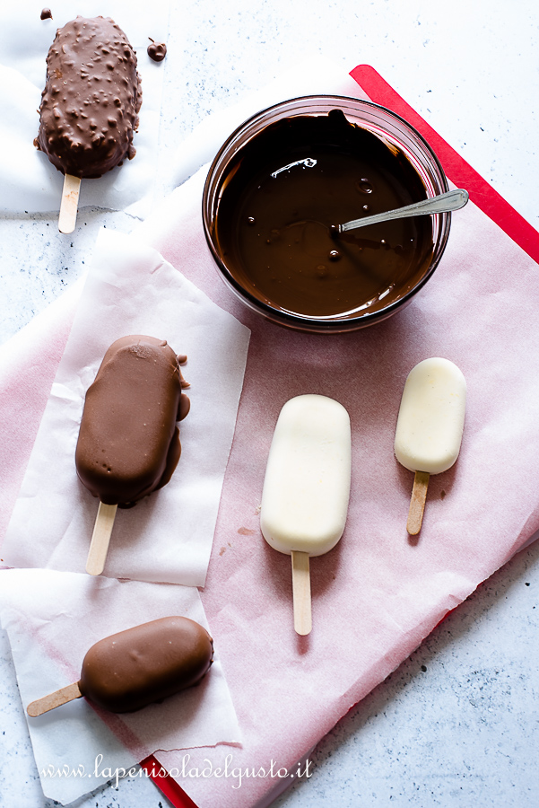 ricopro i gelati su stecco con un guscio di cioccolato fondente o al latte e nocciole
