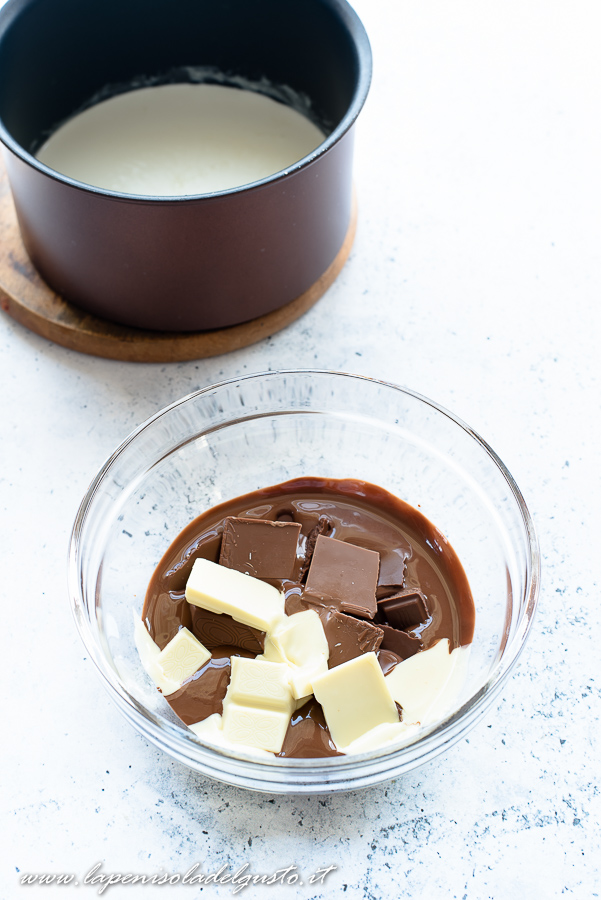 mescolo il cioccolato bianco al latte e gianduia con la panna per preparare la ricetta dei cioccolatini morbidi baci perugina