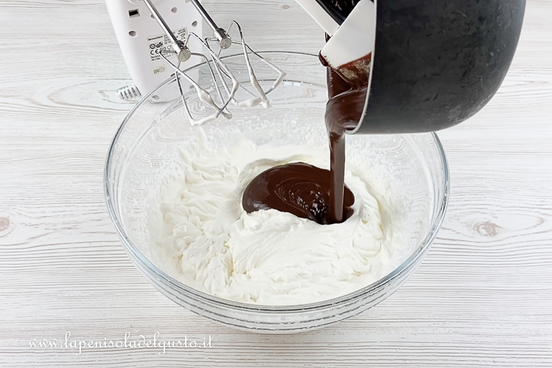 monto la panna per prepaarare la ricetta della mousse al cioccolato facile senza uova per il pandoro
