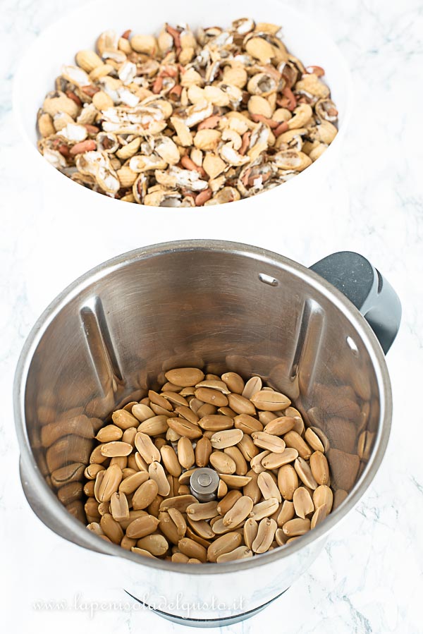 mettete nel mixer le arachidi sgusciate e frullate bene fino ad ottenere una crema liscia e densa come il burro