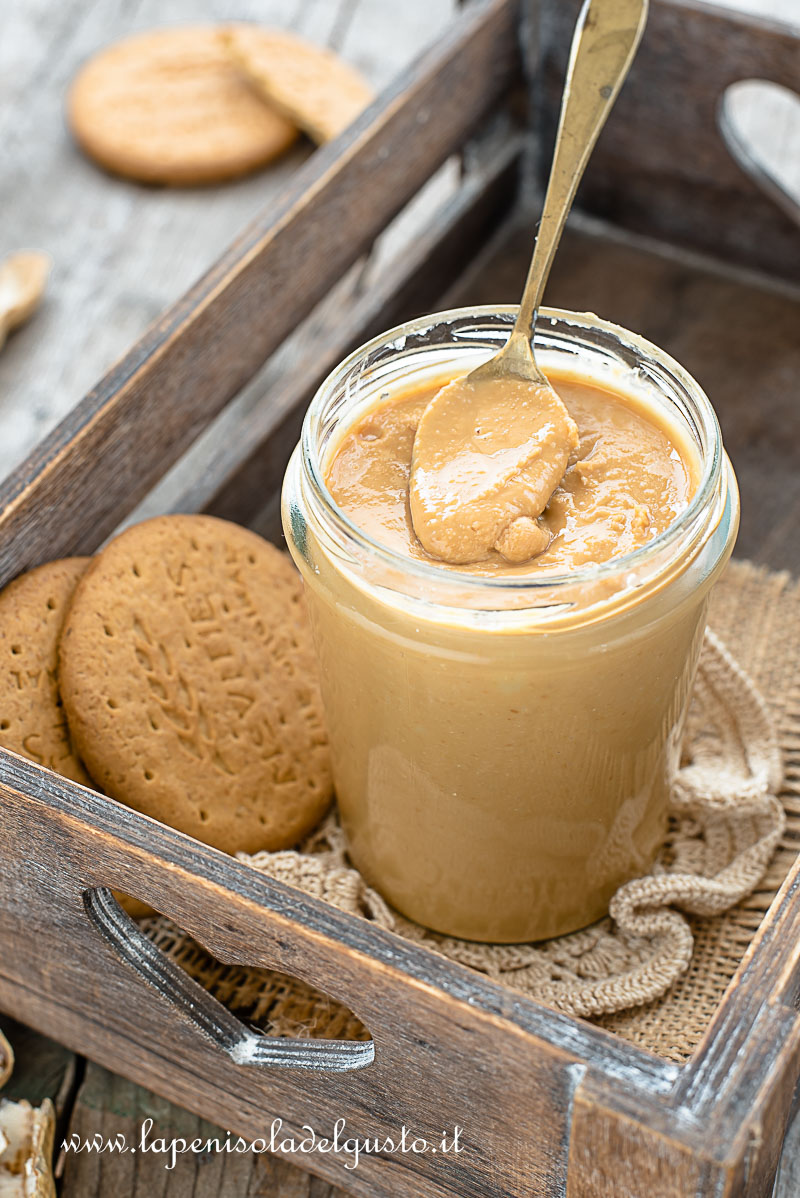 frullare le arachidi per preparare la crema spalmabile burro di arachidi facile peanut butter cookies ricetta passo a passo