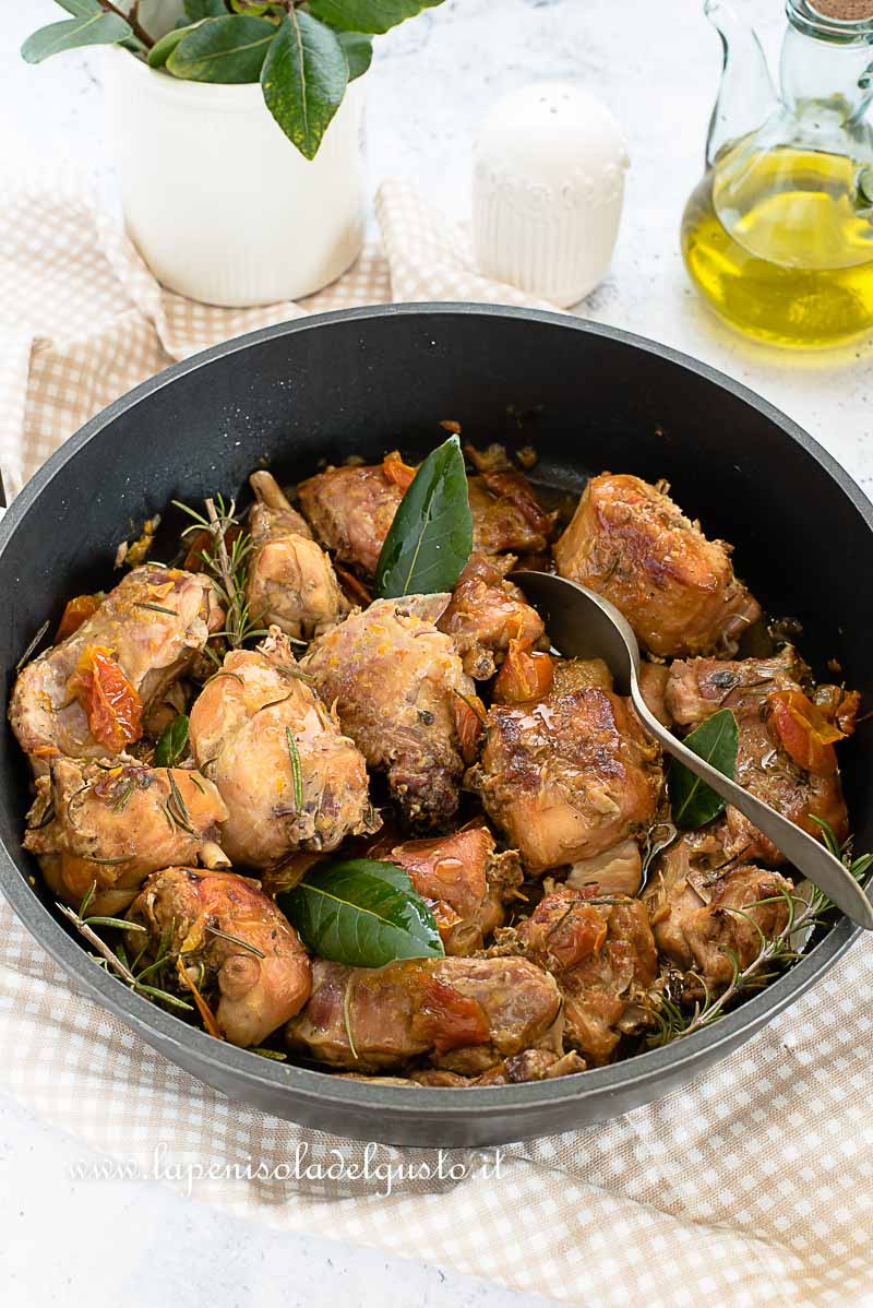 Coniglio in umido (ricetta facile con pomodoro o senza)