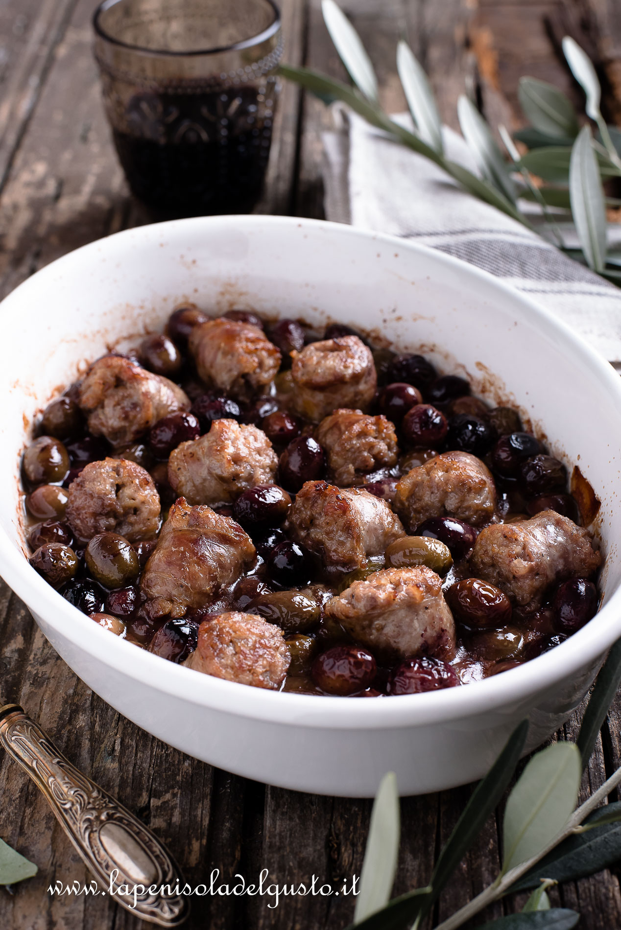 ricetta salsicce con olive nere in umido e rosolate in forno buonissime piatto contadino autunnale con olive fresche