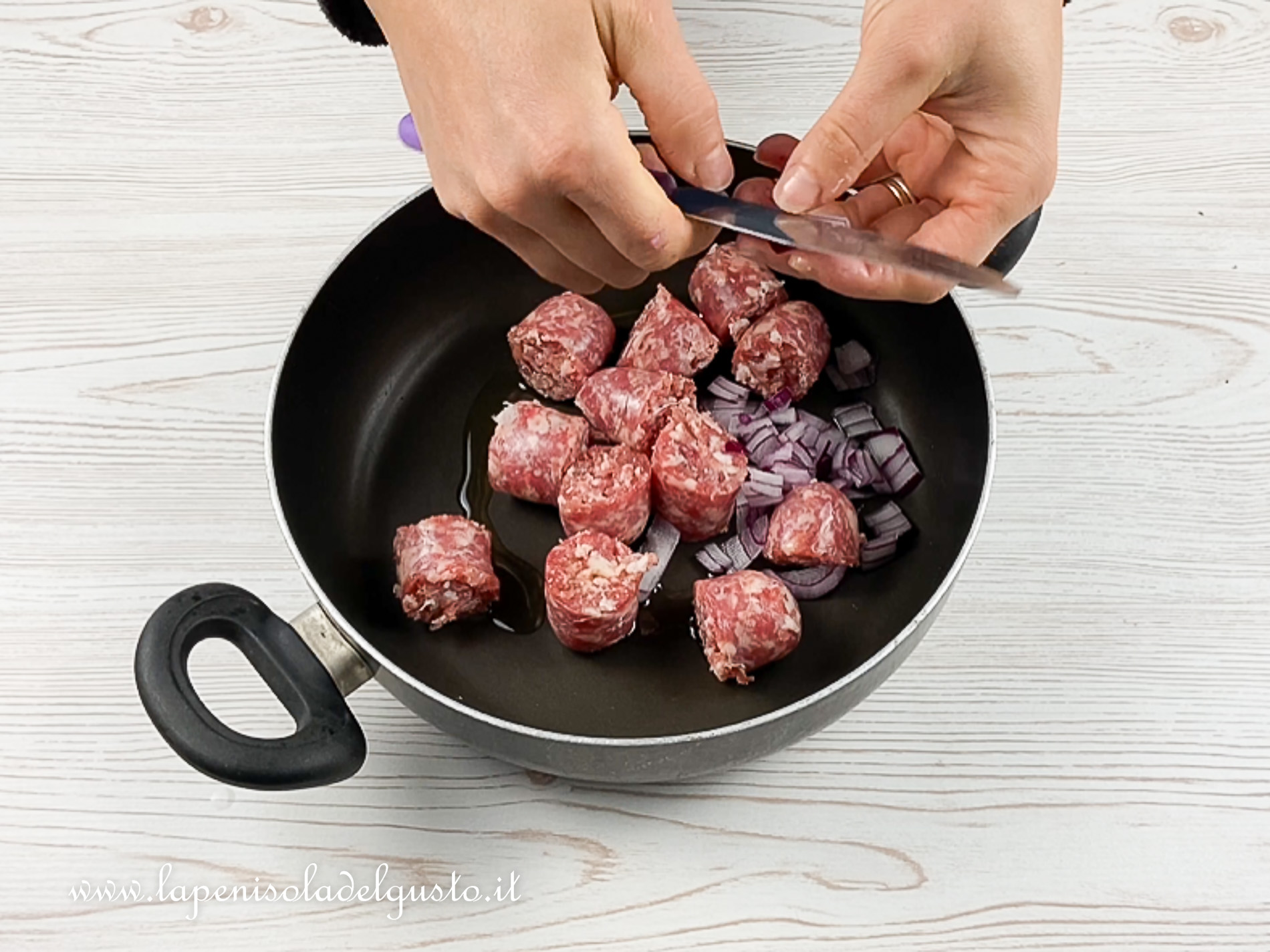 taglio le salsicce fresche da cuocere in padella con la cipolla rosolate