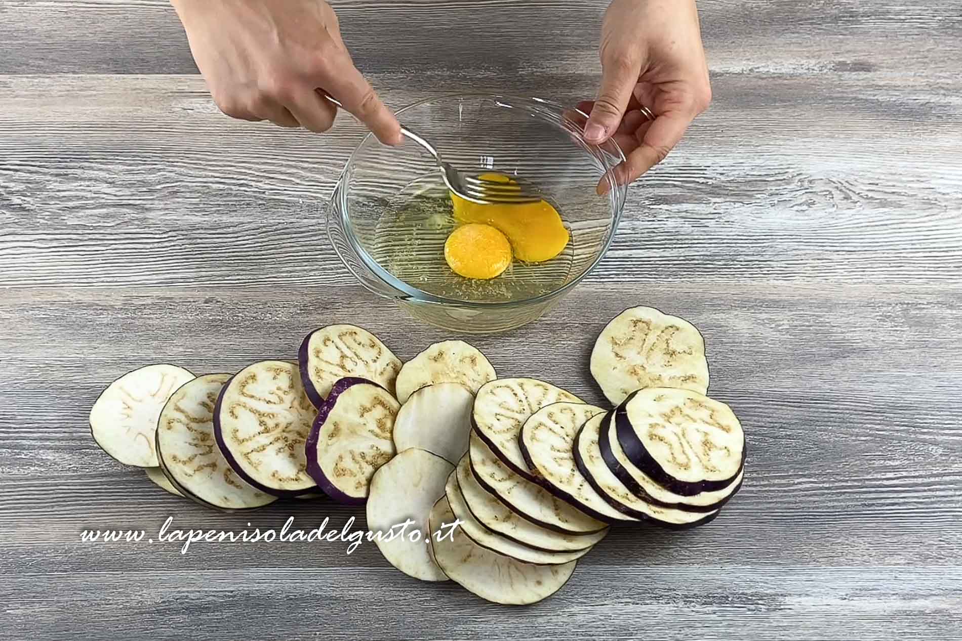sbatto le uova per panare le cotolette di melanzane nel pangrattato