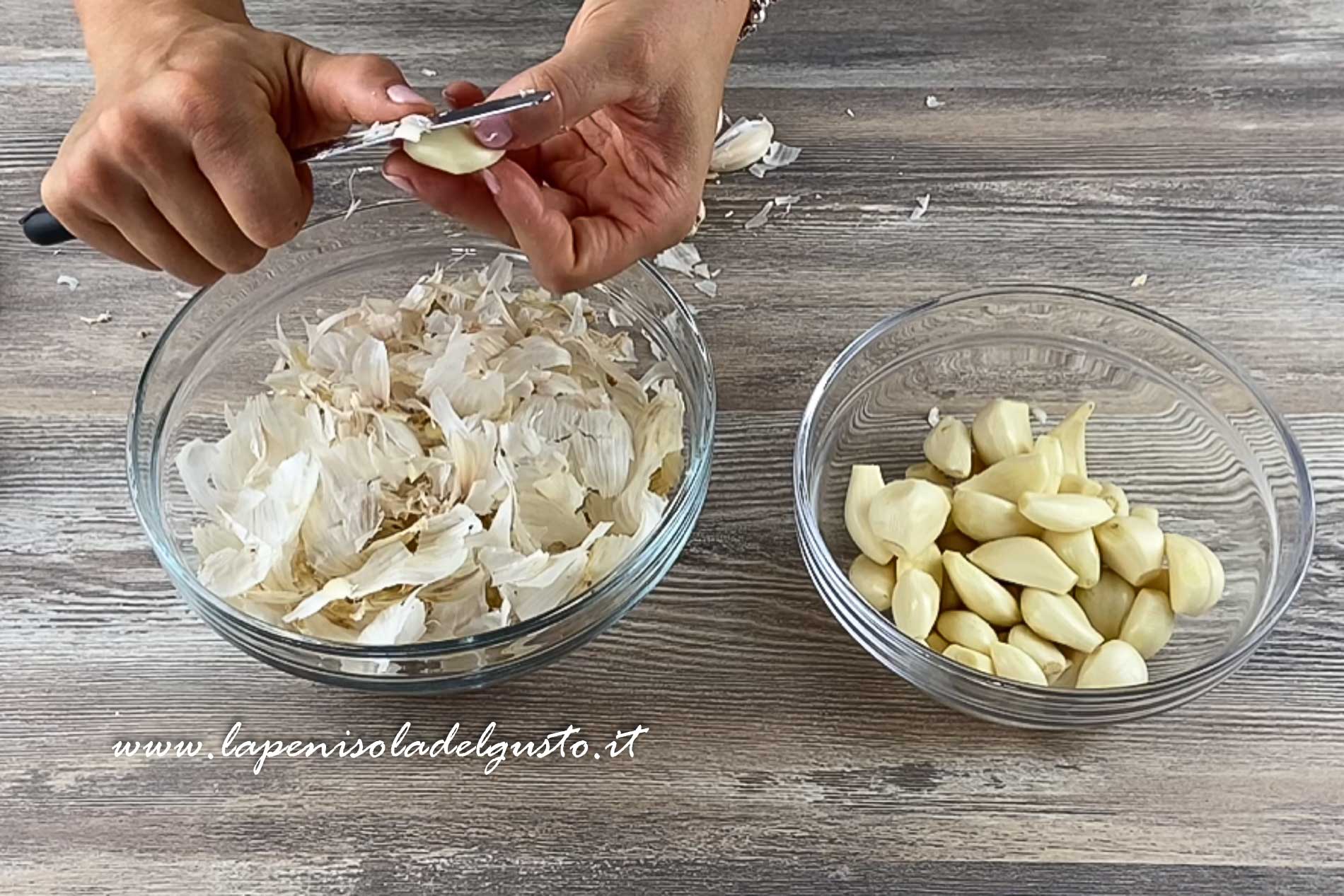 sbucciare spicchi aglio per preparare aglio in polvere ricetta