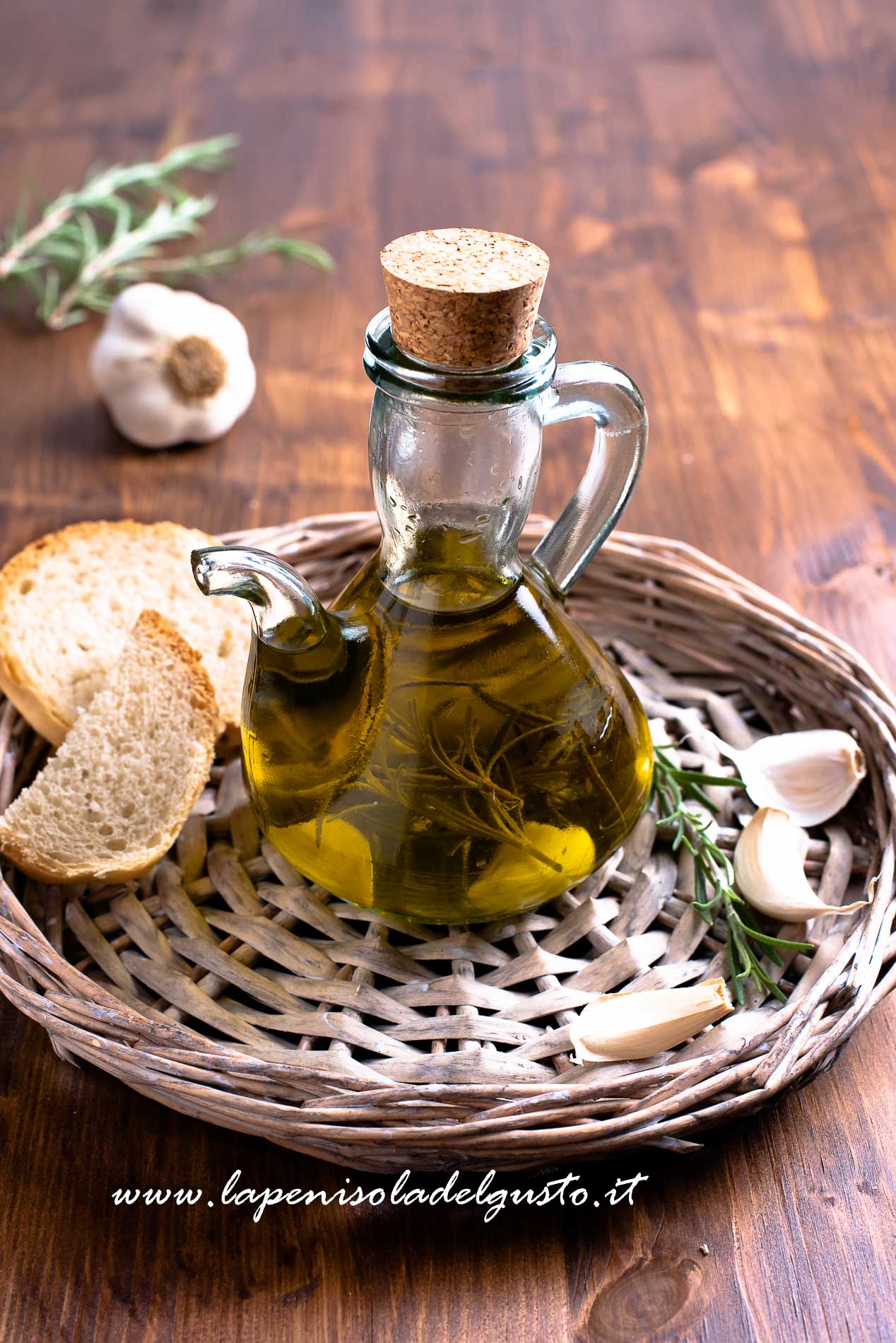 olio all aglio peperoncino fatto in casa rosmarino erbe aromatiche come preparare olio aromatizzato ricetta mediterranea