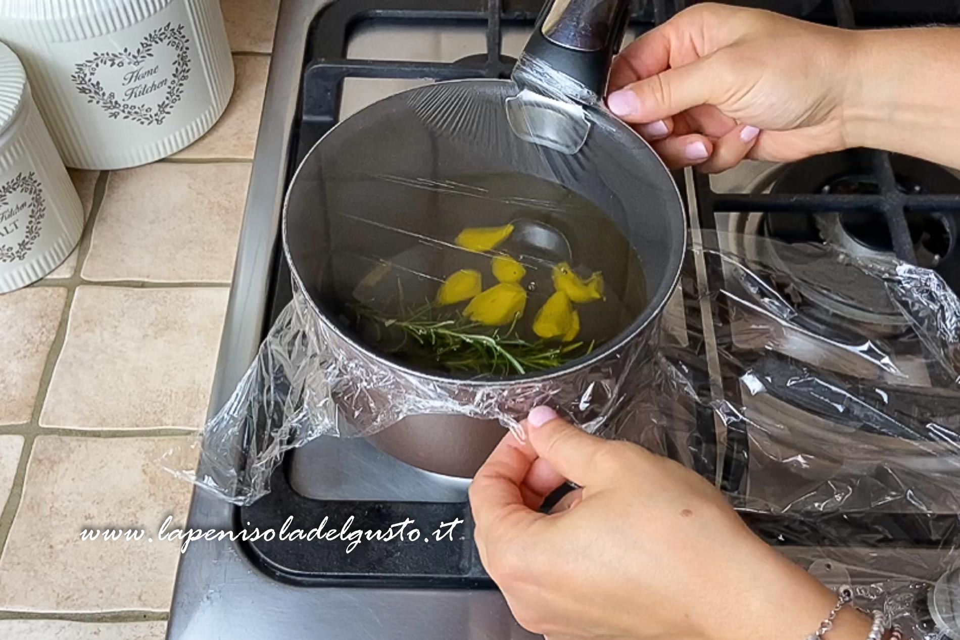 scaldo l olio sui fornelli per preparare ricetta dell olio aromatizzato piccante all aglio 