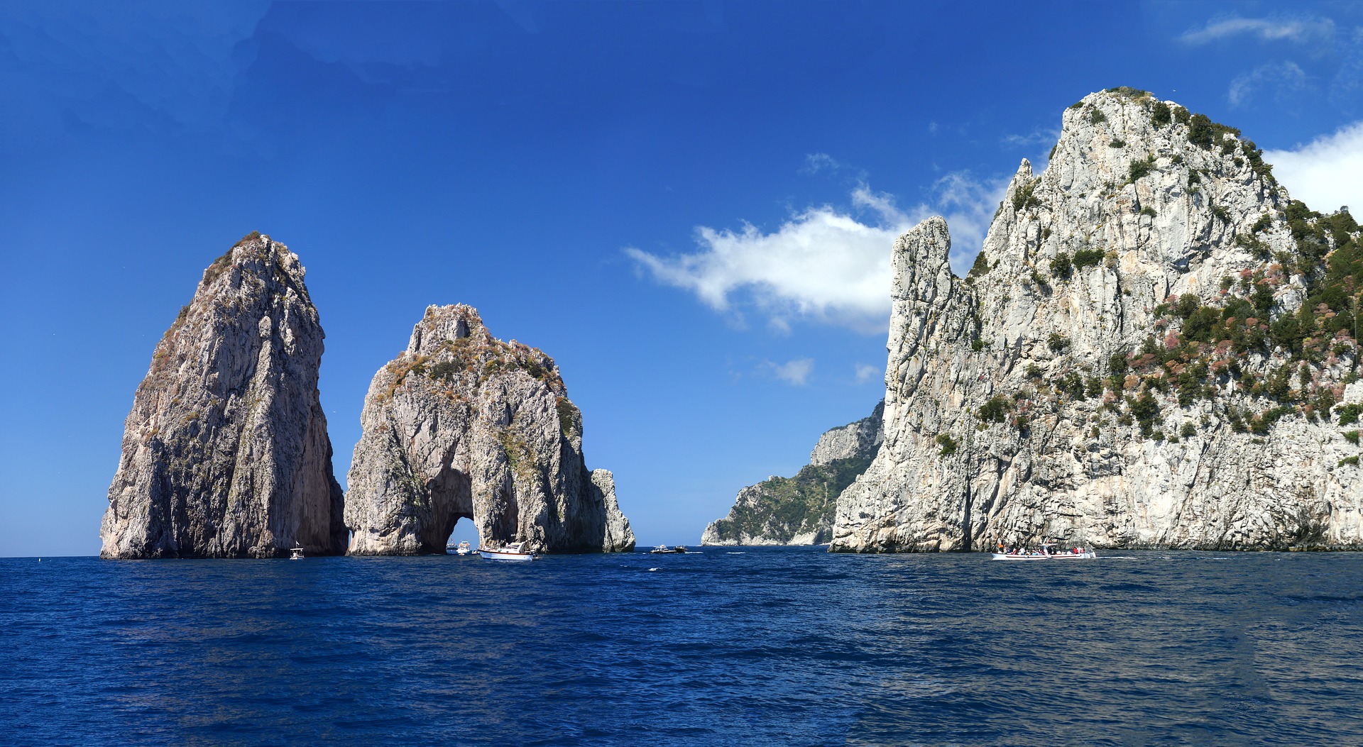 faraglioni di capri paesaggi tipici capri ischia in campania visitare l italia vostiera amalfitana roccia sul mare soggiorno in campania travel